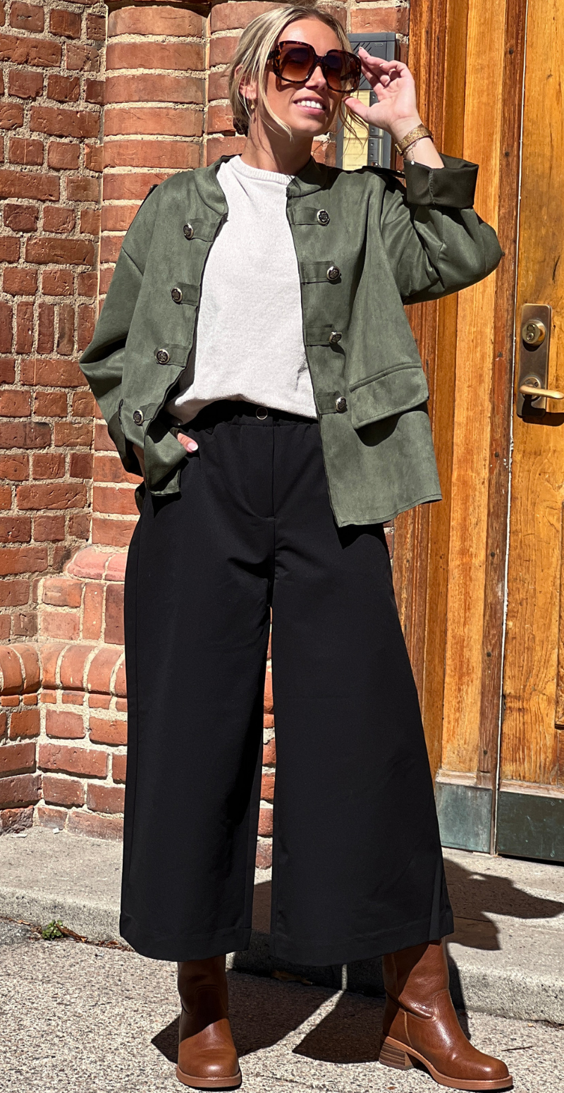 Giselle jakke i ruskindslook med knap-detaljer khaki LikeLondon