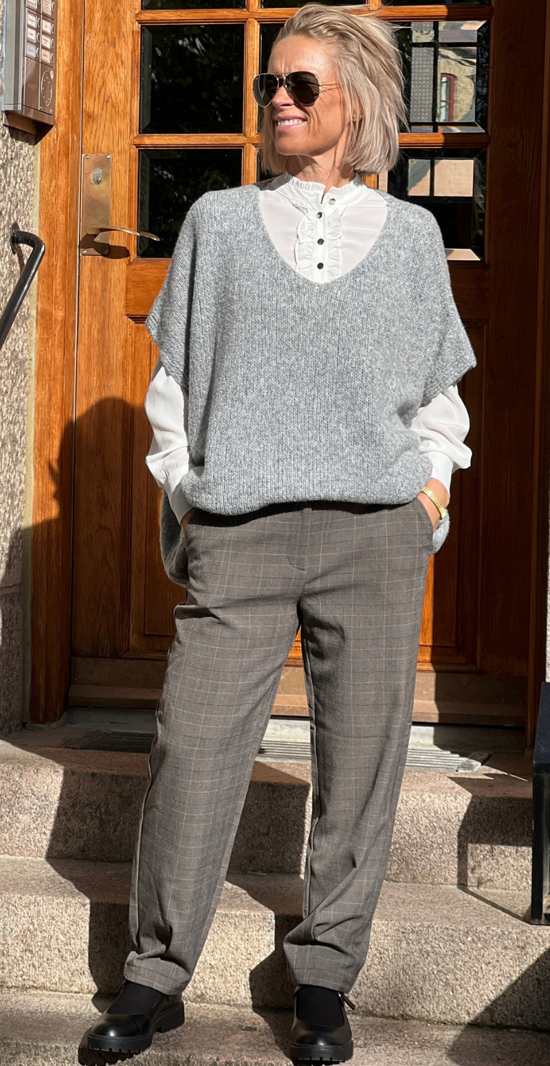 Sigga strikket oversized vest med v-hals grå LikeLondon
