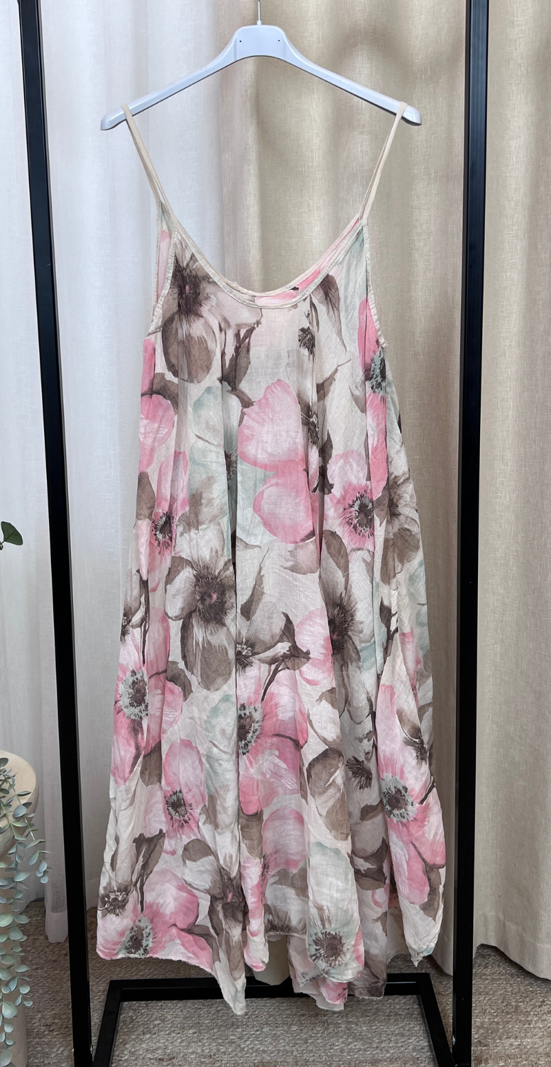 Ophelia kjole med blomsterprint og tynde stropper med tilhørende bluse beige LikeLondon