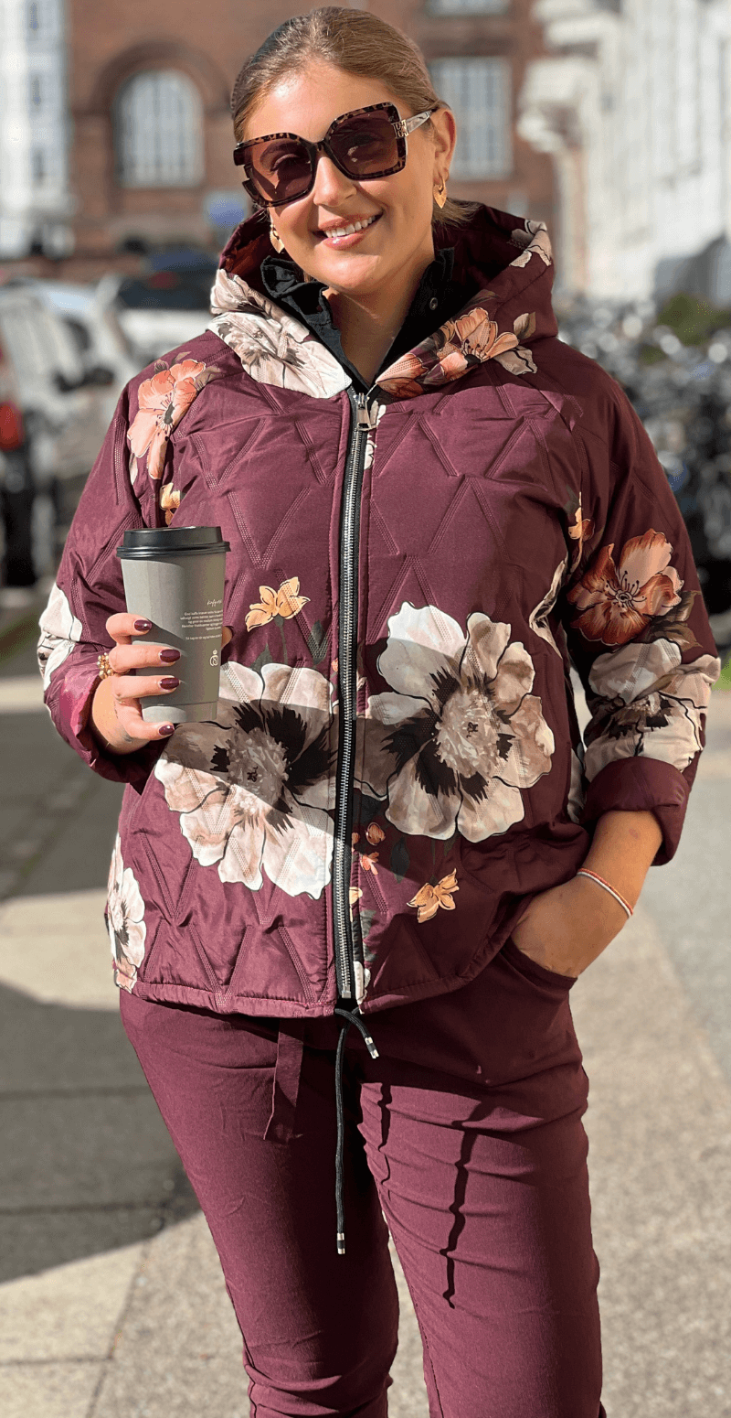 Amber kort jakke med blomster og hætte bordeaux LikeLondon