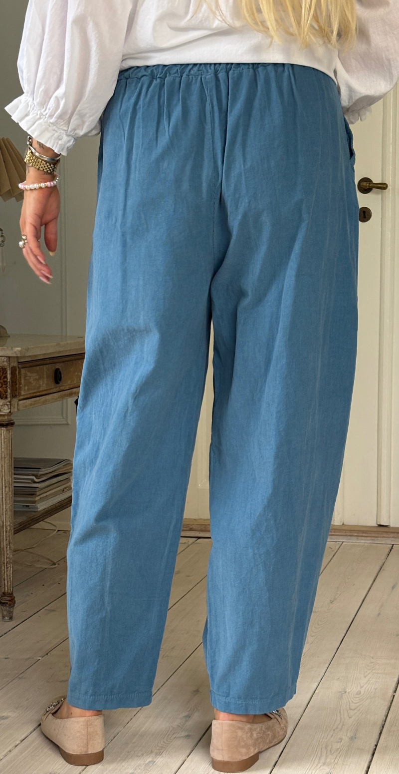 Forudbestil uge 8 Marina fløjlsbukser med slå-om detalje og vidde jeans LikeLondon