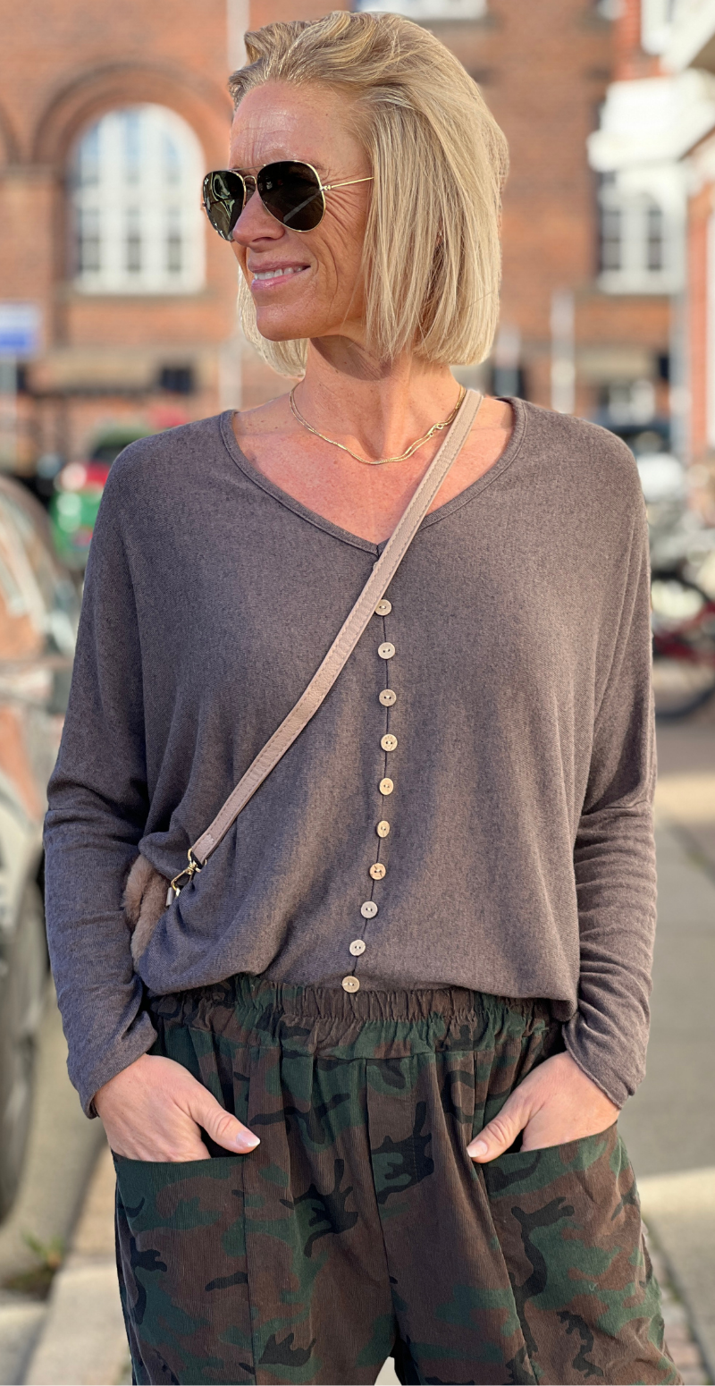 Josephine bluse med pynteknapper brun LikeLondon