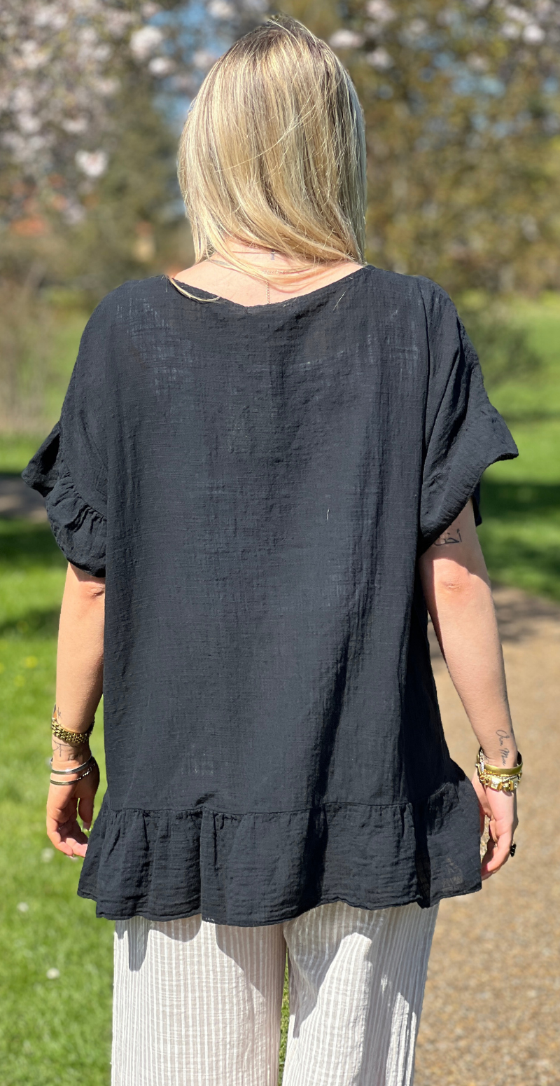 Carolina kortærmet bluse med peplum og hæklet blomst sort LikeLondon