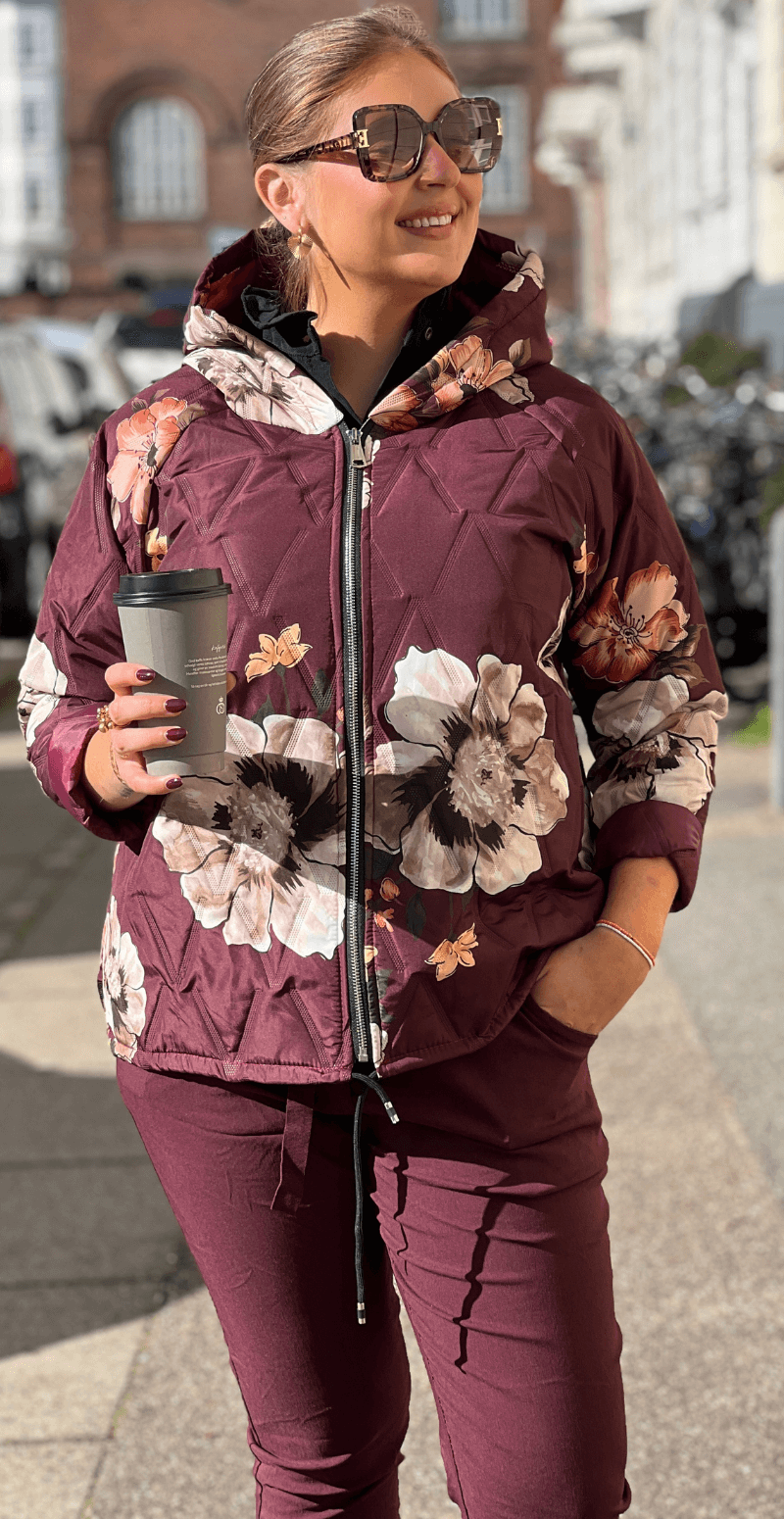 Amber kort jakke med blomster og hætte bordeaux LikeLondon