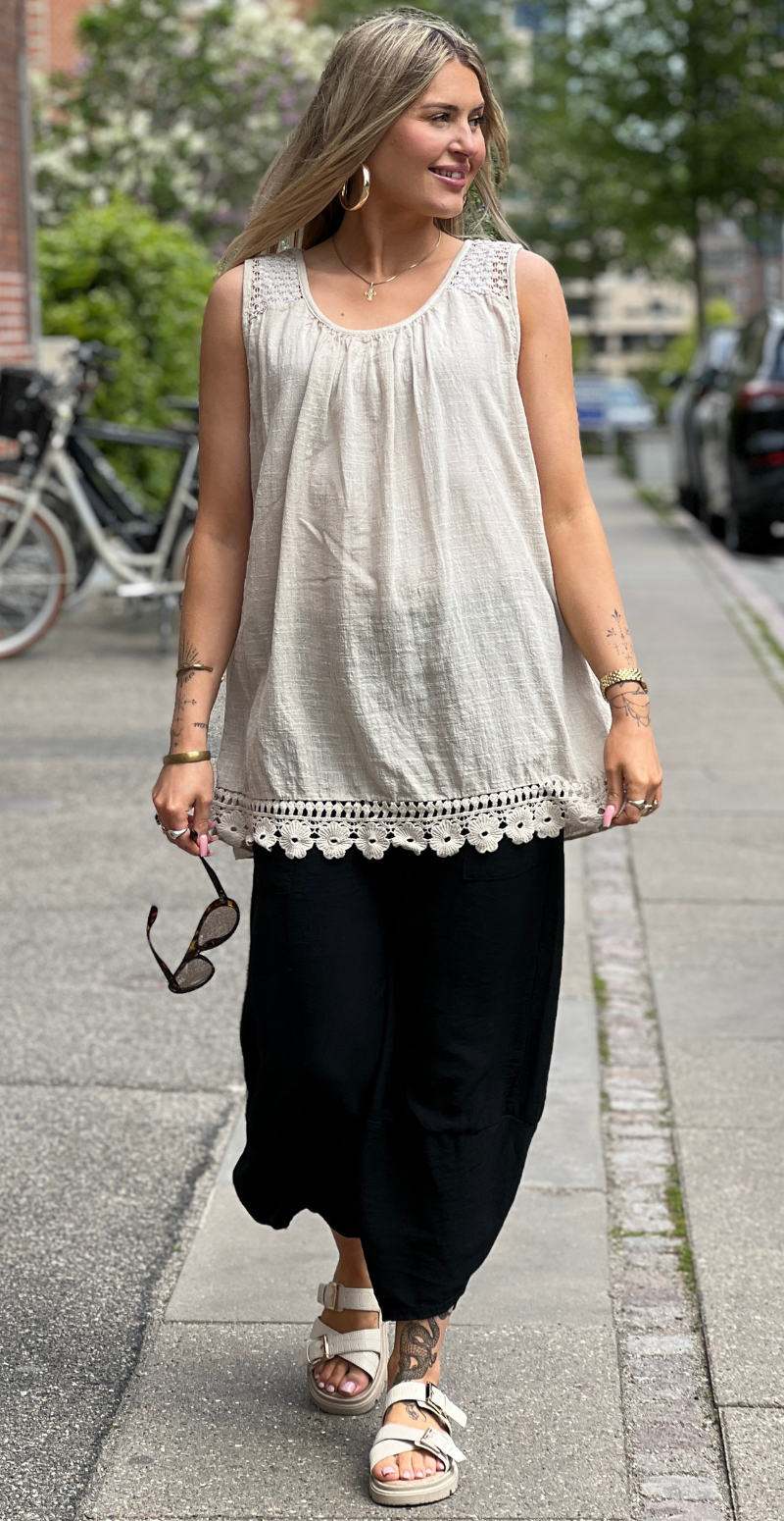 Ina bluse med blondedetaljer beige LikeLondon