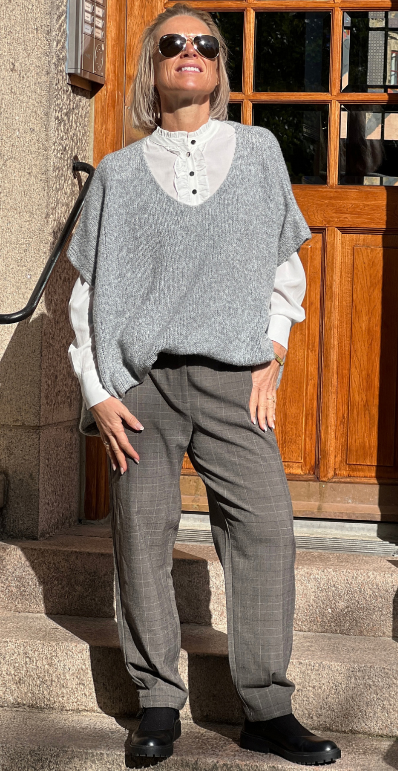 Sigga strikket oversized vest med v-hals grå LikeLondon