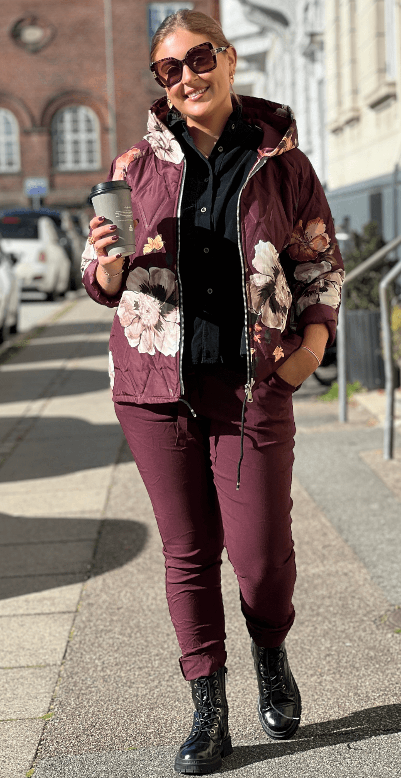Amber kort jakke med blomster og hætte bordeaux LikeLondon