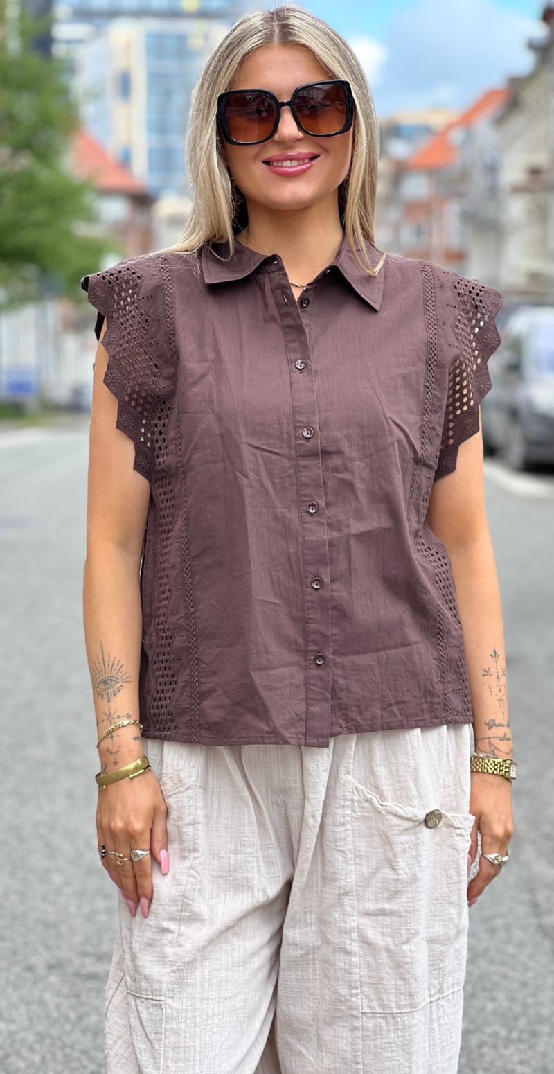 Bina bluse med broderi anglaise coffee bean Freequent