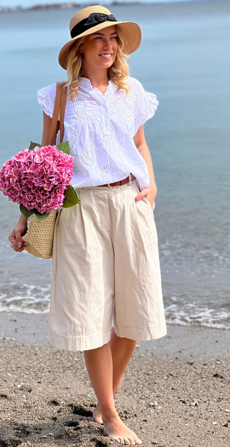 Emma bermuda ensfarvet shorts og bælte beige LikeLondon