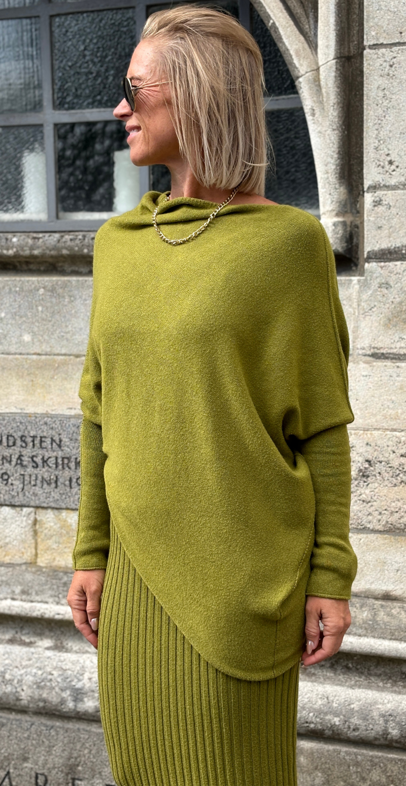 Molly striksæt med rib nederdel og asymetrisk bluse olive LikeLondon