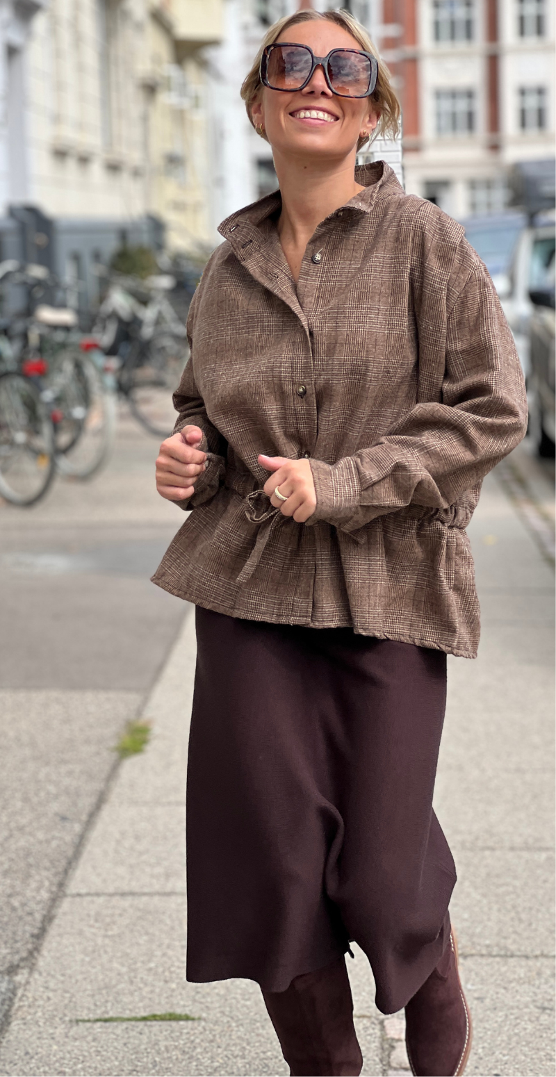 Babette ternet skjorte med bindebånd i taljen straw LikeLondon