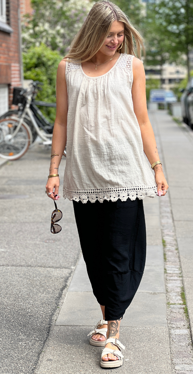 Ina bluse med blondedetaljer beige LikeLondon