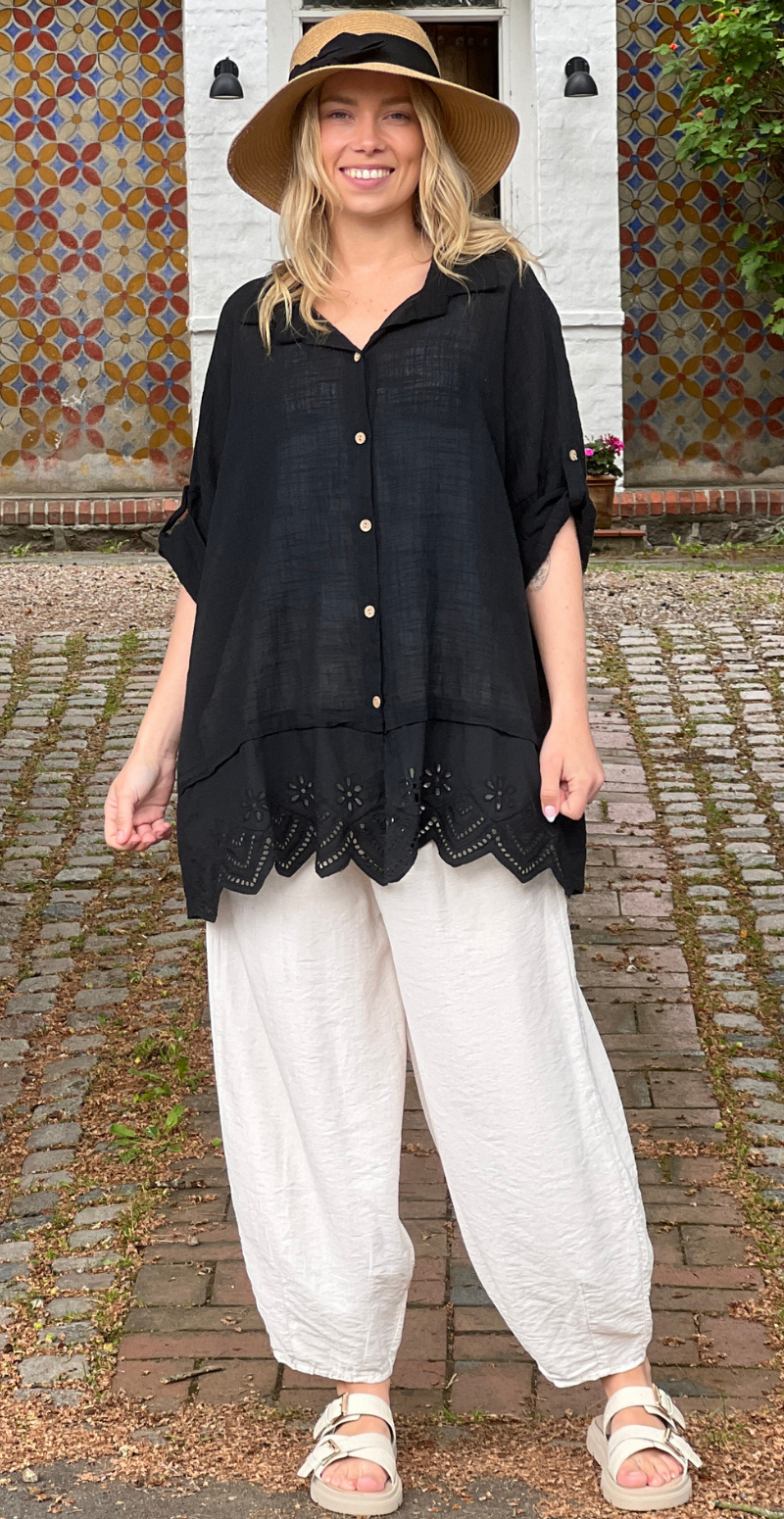 Oda skjortebluse med broderi anglaise sort LikeLondon
