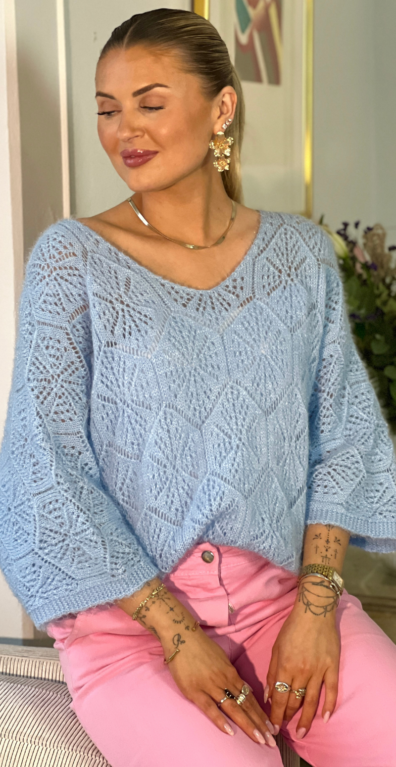 Gamma strikbluse med hulmønster lysblå LikeLondon