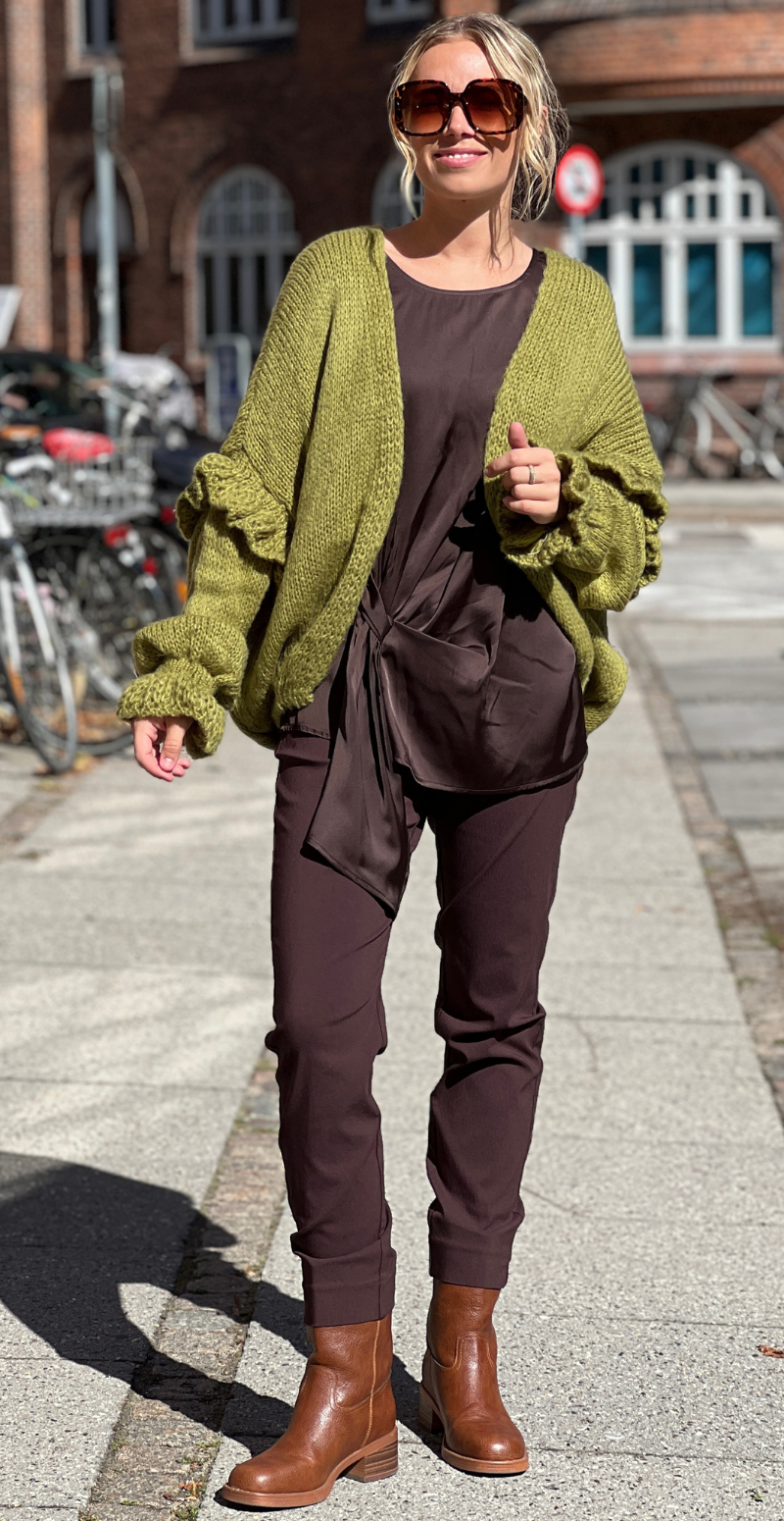 Skylar strikcardigan med flæsedetaljer på ærmet olive LikeLondon