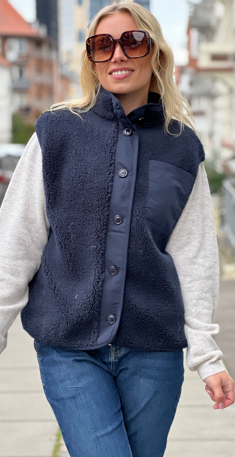 Kvinde i navy Onyx vest i teddy med brystlomme og knapper forfra fra LikeLondon.com
