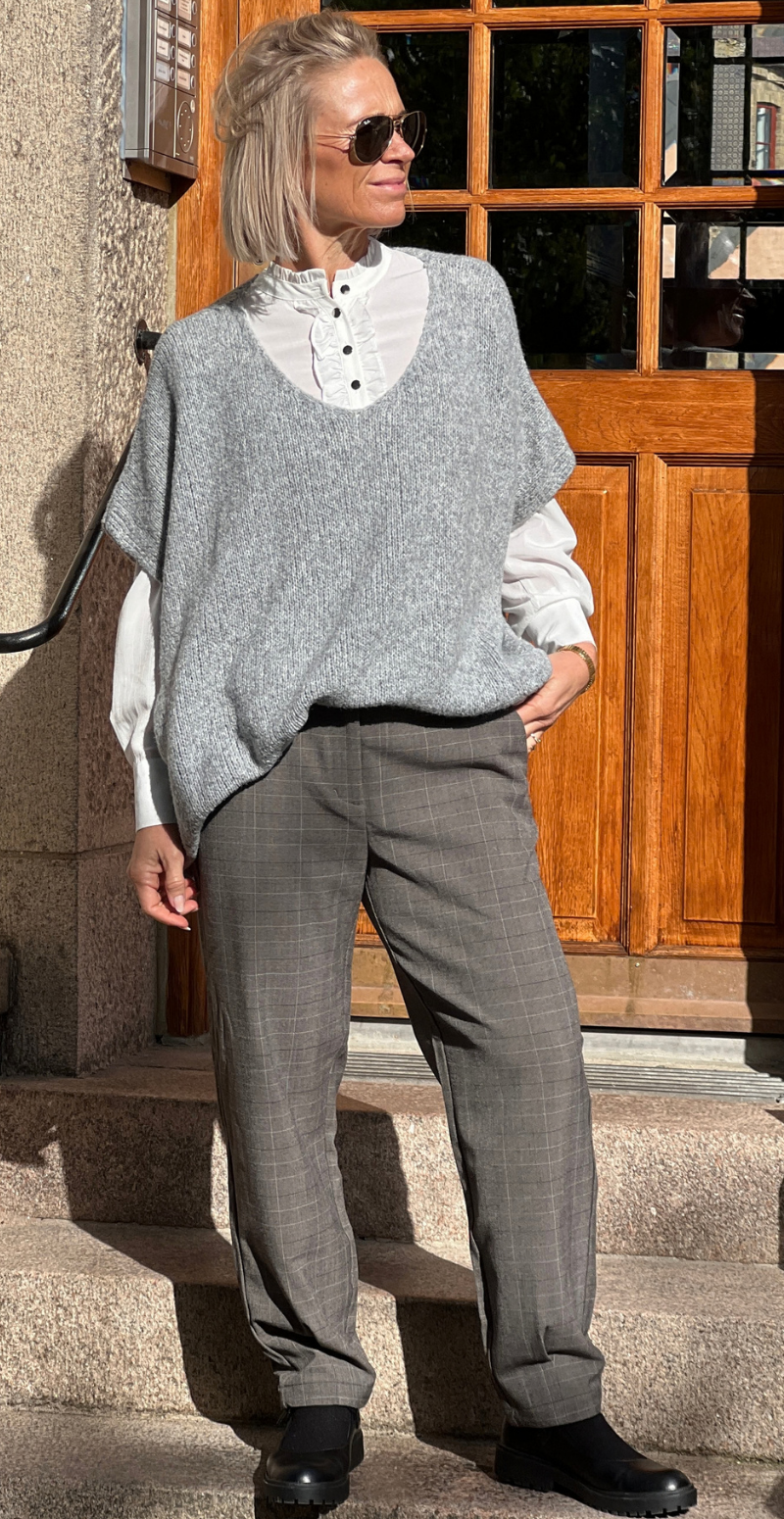 Sigga strikket oversized vest med v-hals grå LikeLondon