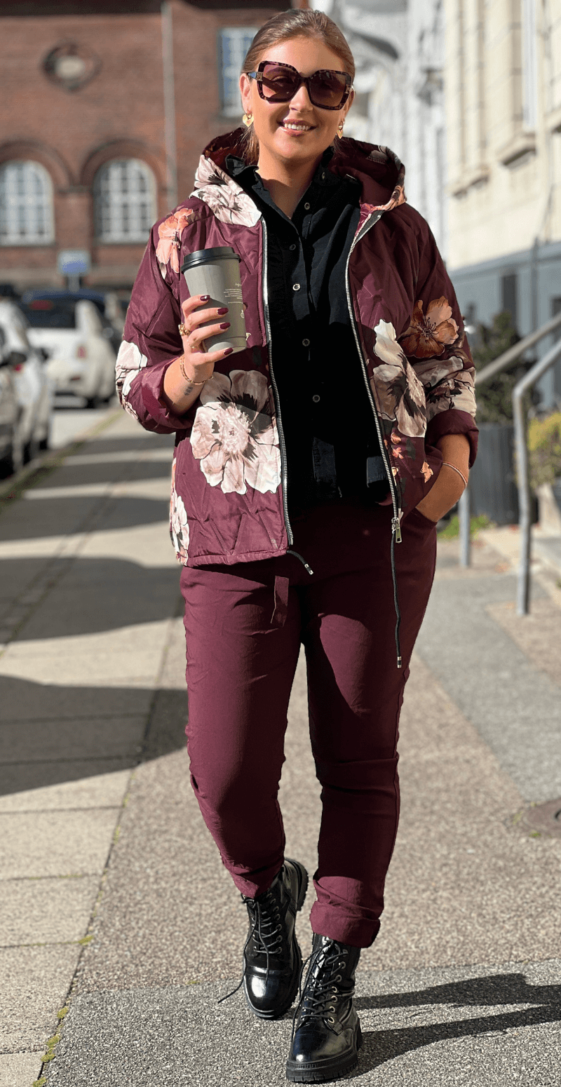 Amber kort jakke med blomster og hætte bordeaux LikeLondon