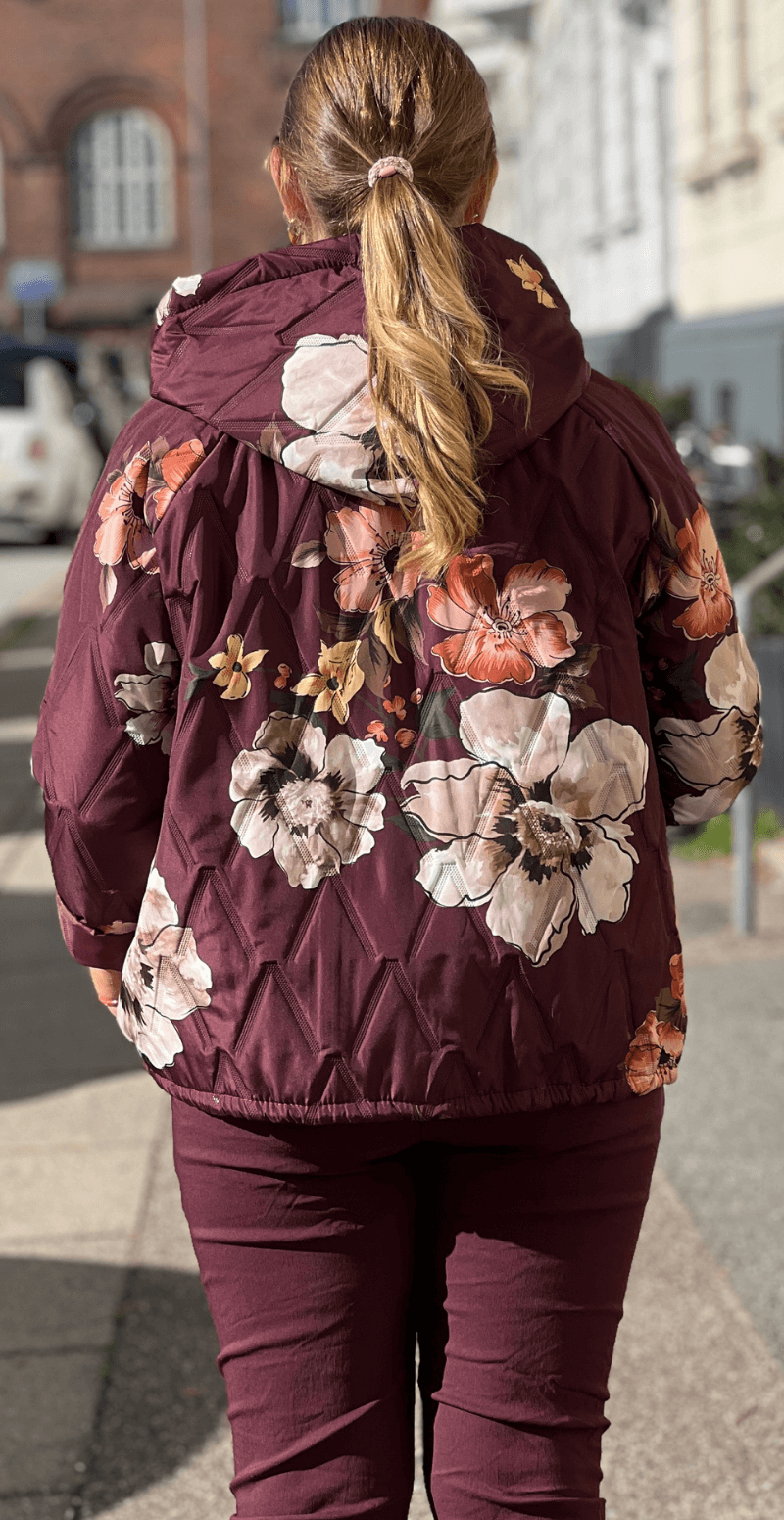 Amber kort jakke med blomster og hætte bordeaux LikeLondon