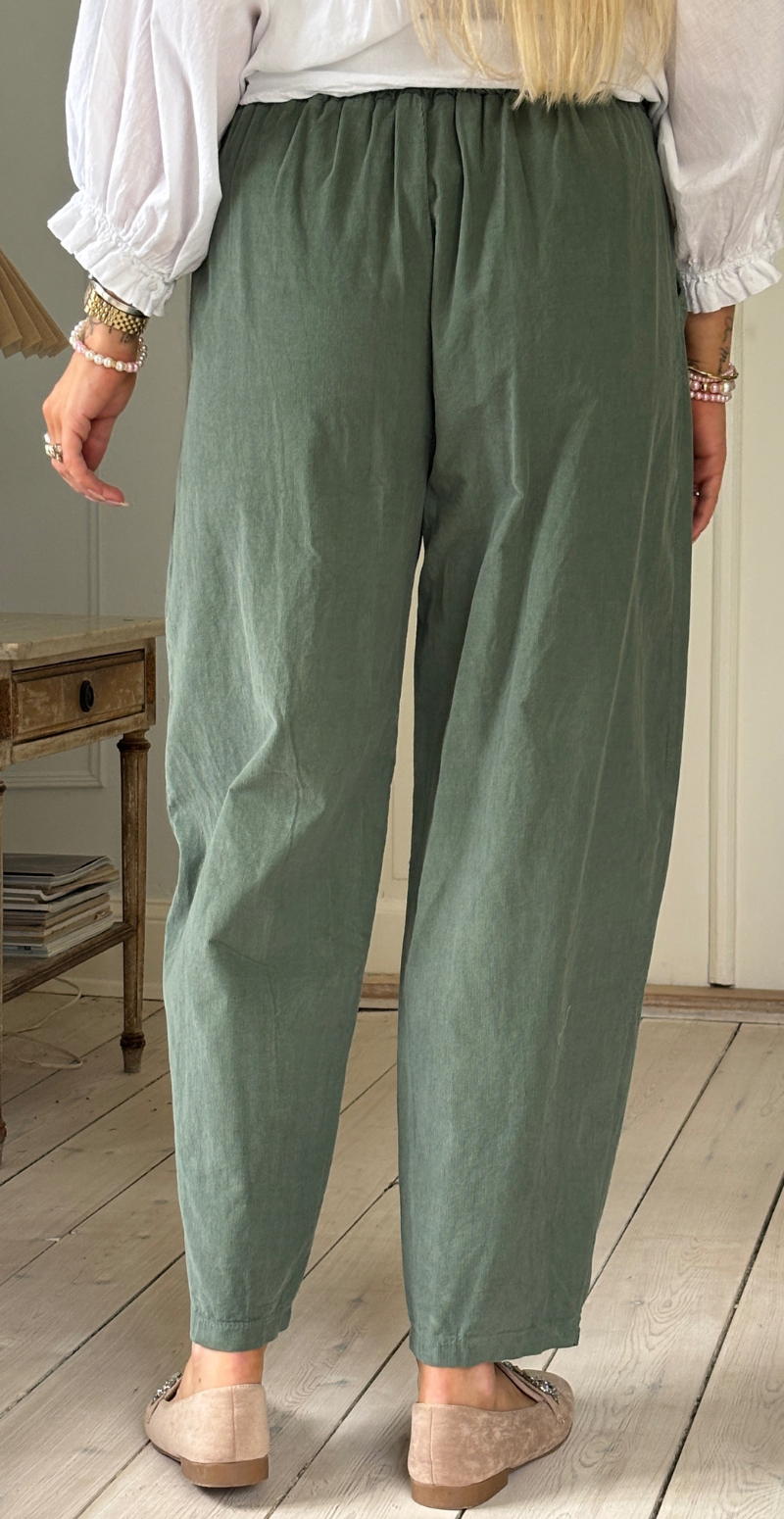 Marina fløjlsbukser med slå-om detalje og vidde militare LikeLondon