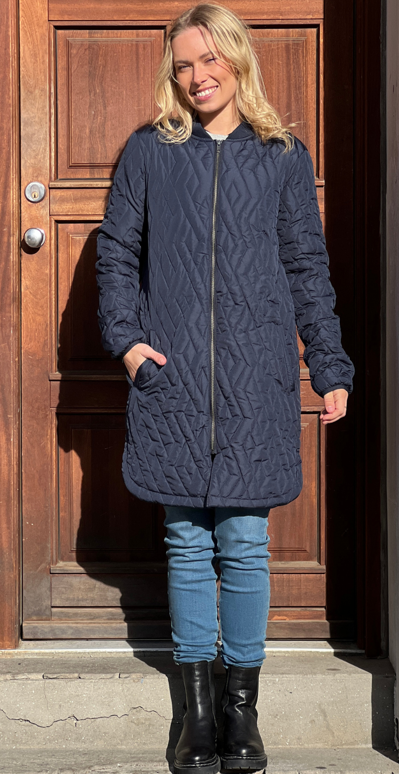 Fenya quiltet jakke med lommer navy LikeLondon