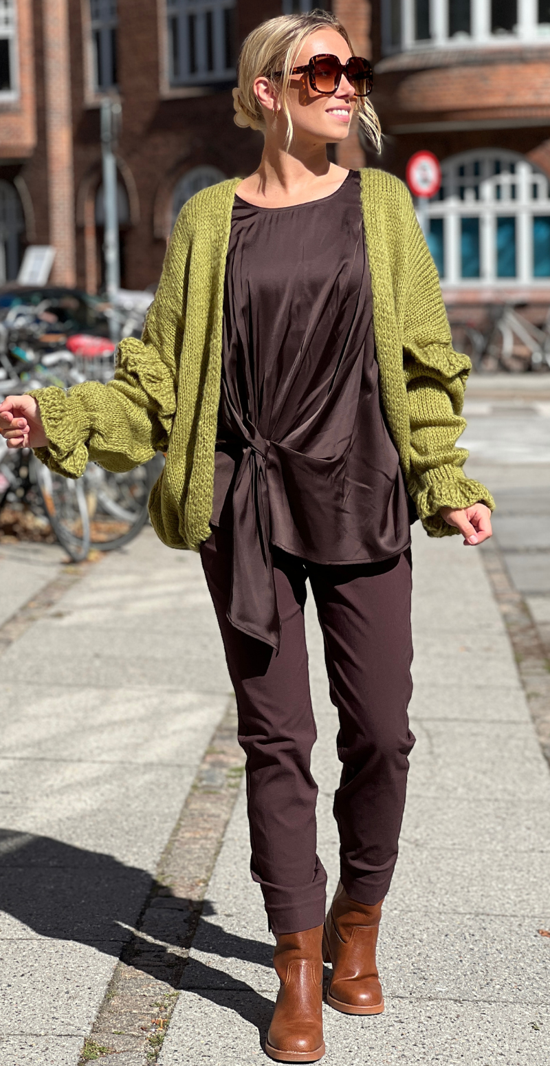 Skylar strikcardigan med flæsedetaljer på ærmet olive LikeLondon