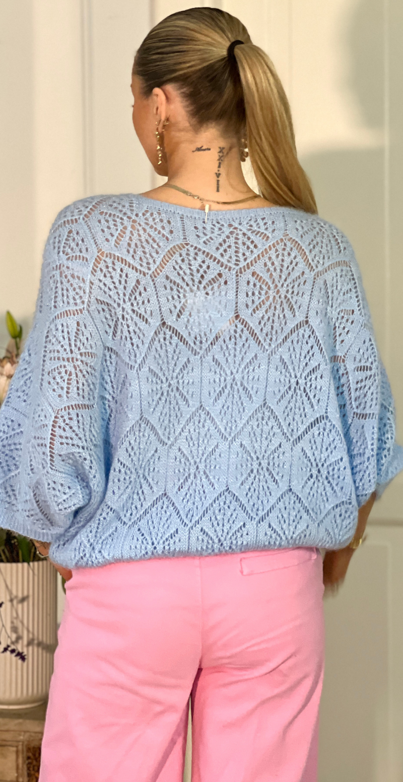 Gamma strikbluse med hulmønster lysblå LikeLondon