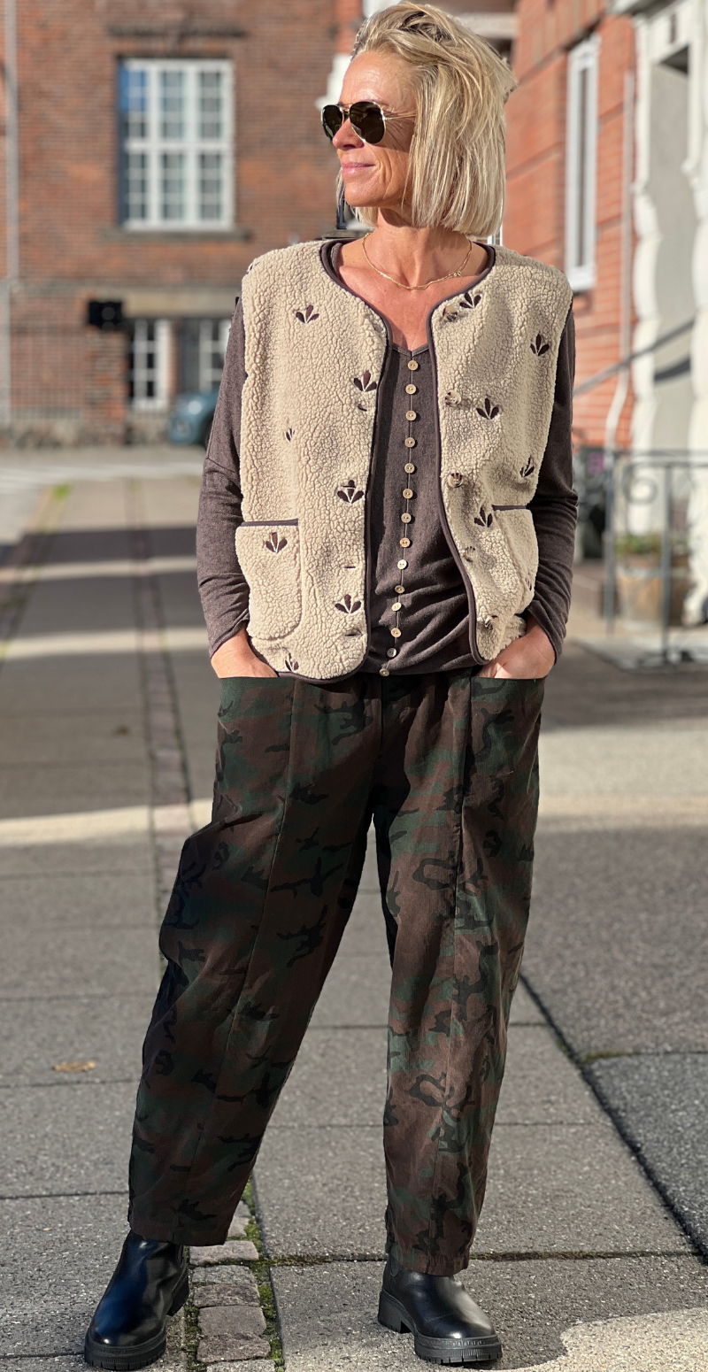 Zita teddy vest med blade sand LikeLondon