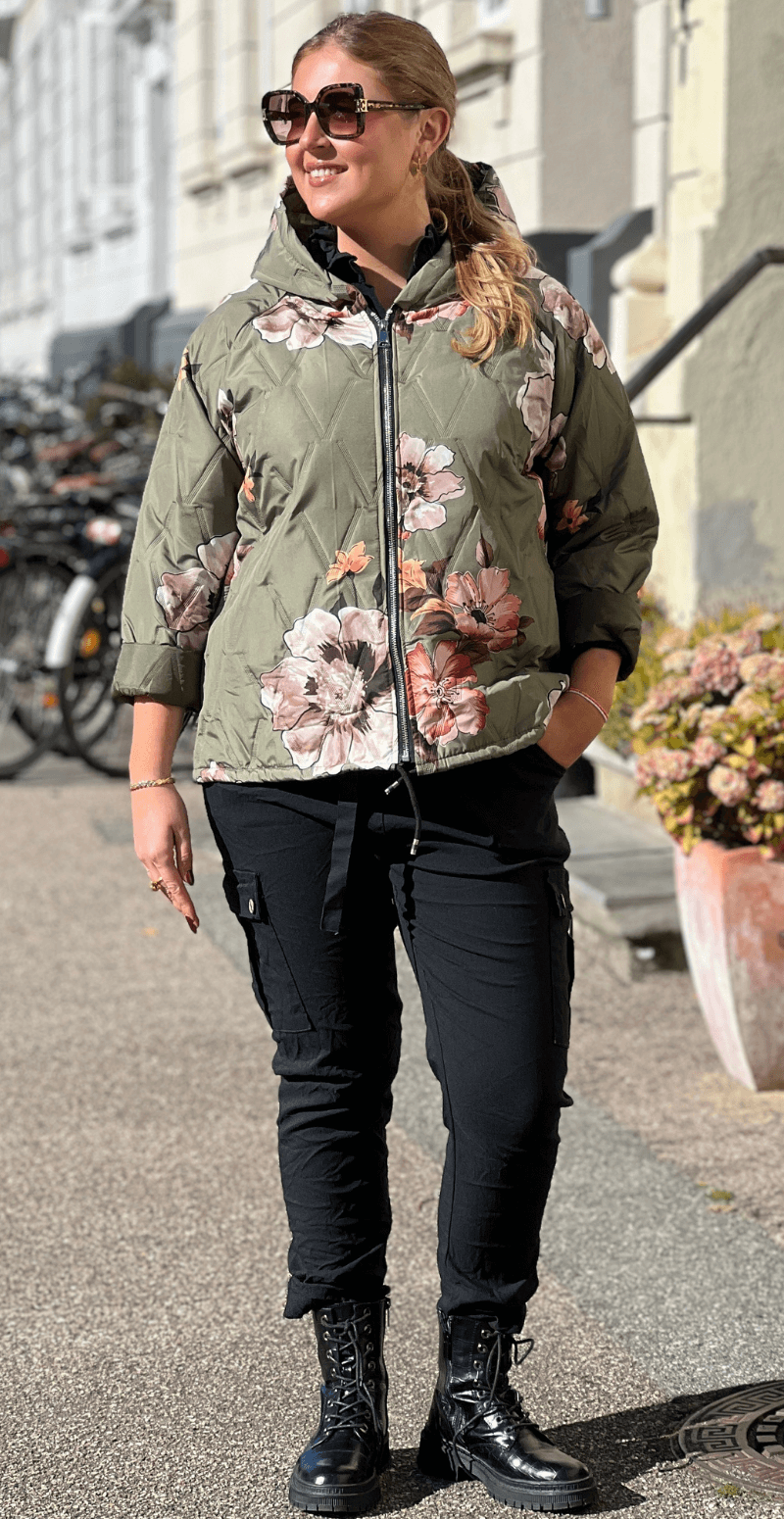 Amber kort jakke med blomster og hætte militare LikeLondon