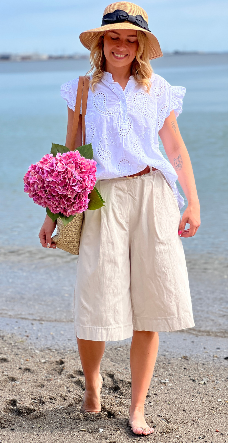 Emma bermuda ensfarvet shorts og bælte beige LikeLondon