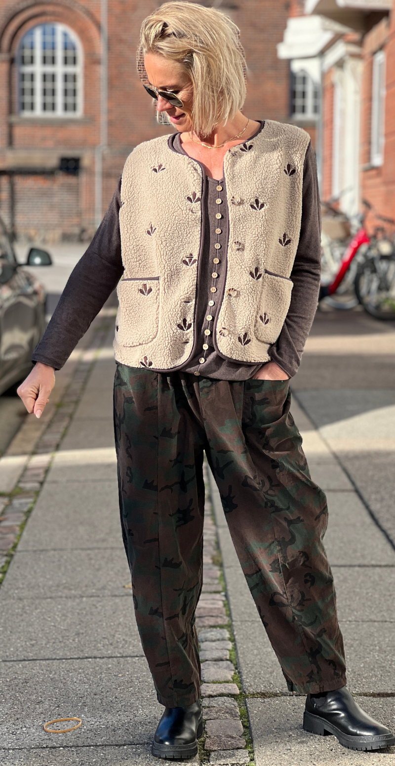 Zita teddy vest med blade sand LikeLondon