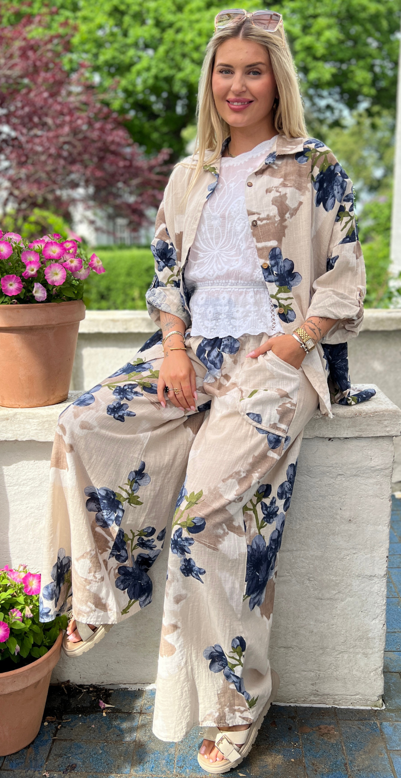 Gail blomstret bukser med lommer fortil og smockkant i taljen beige LikeLondon