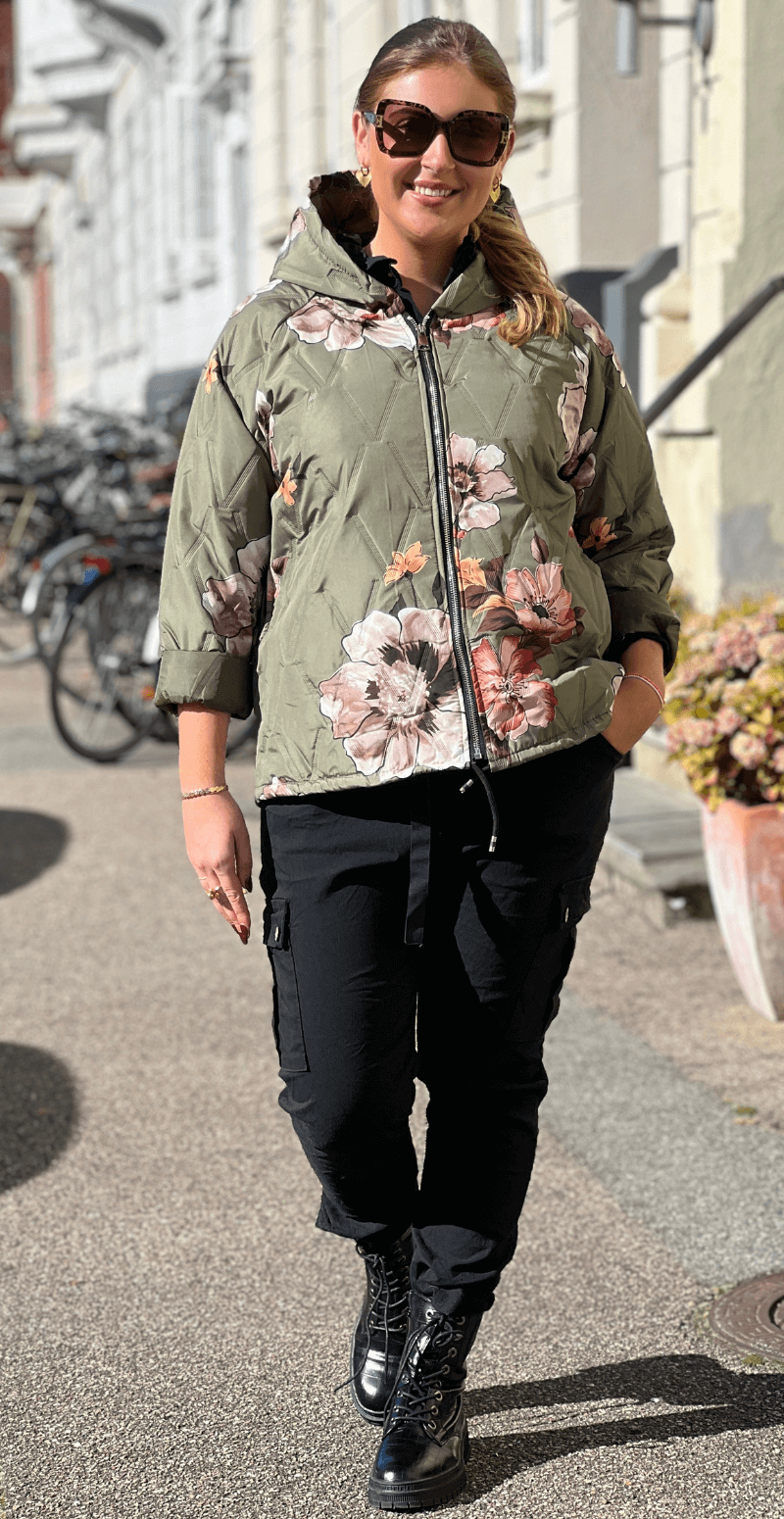 Amber kort jakke med blomster og hætte militare LikeLondon
