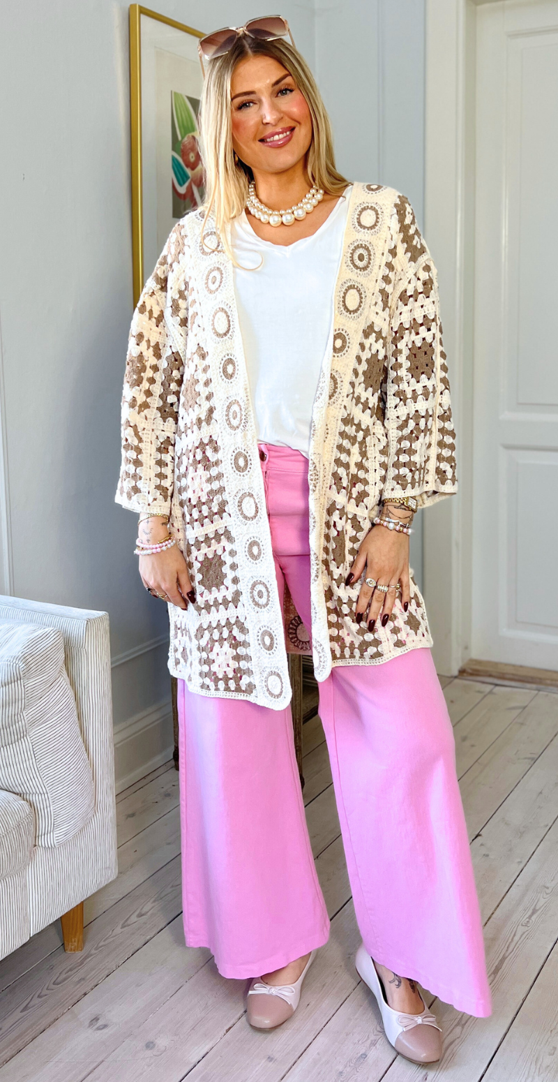 Mio mellemlang cardigan med hæklet firkanter sand LikeLondon