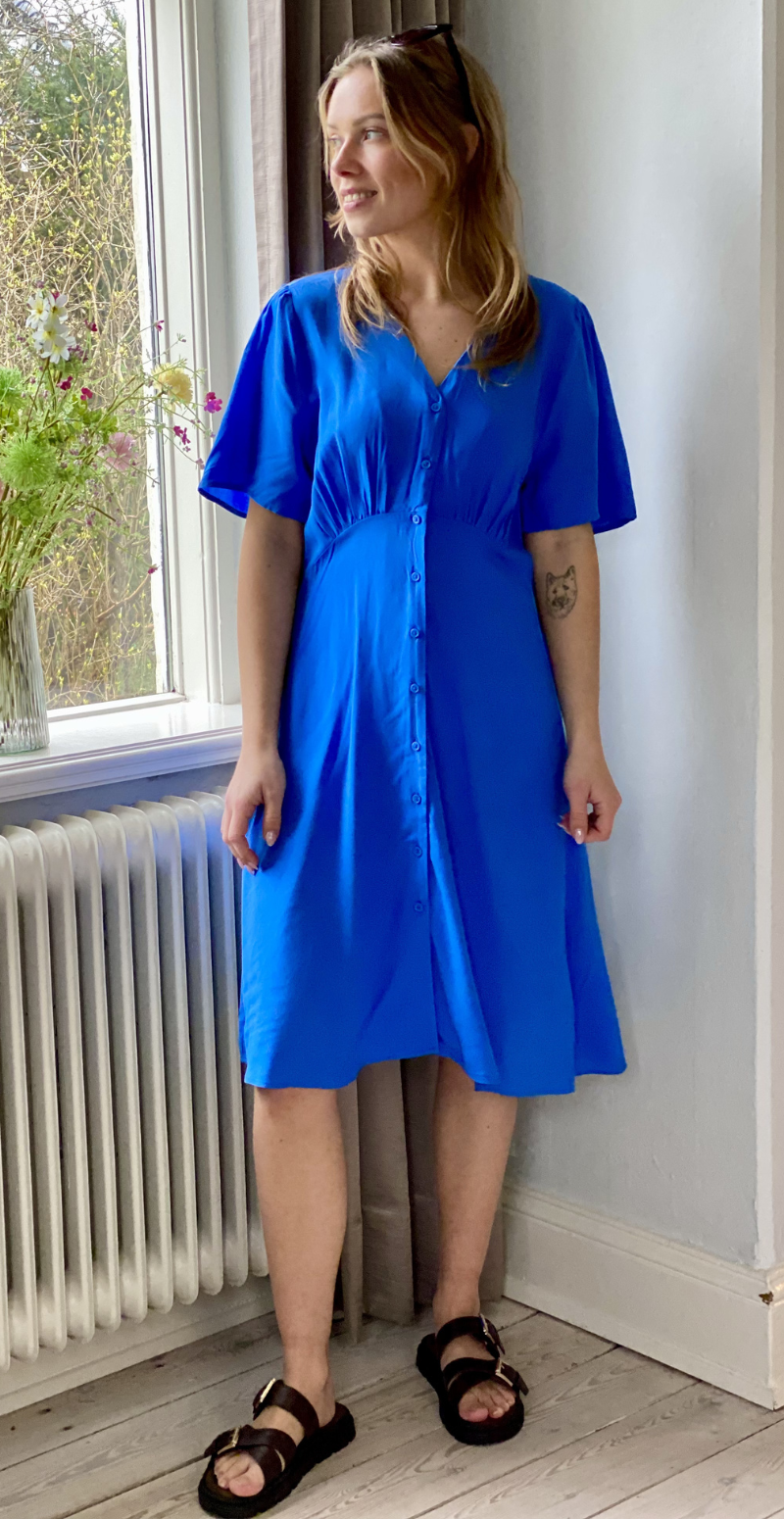 Joella kort kjole med v-hals nebulas blue B.young