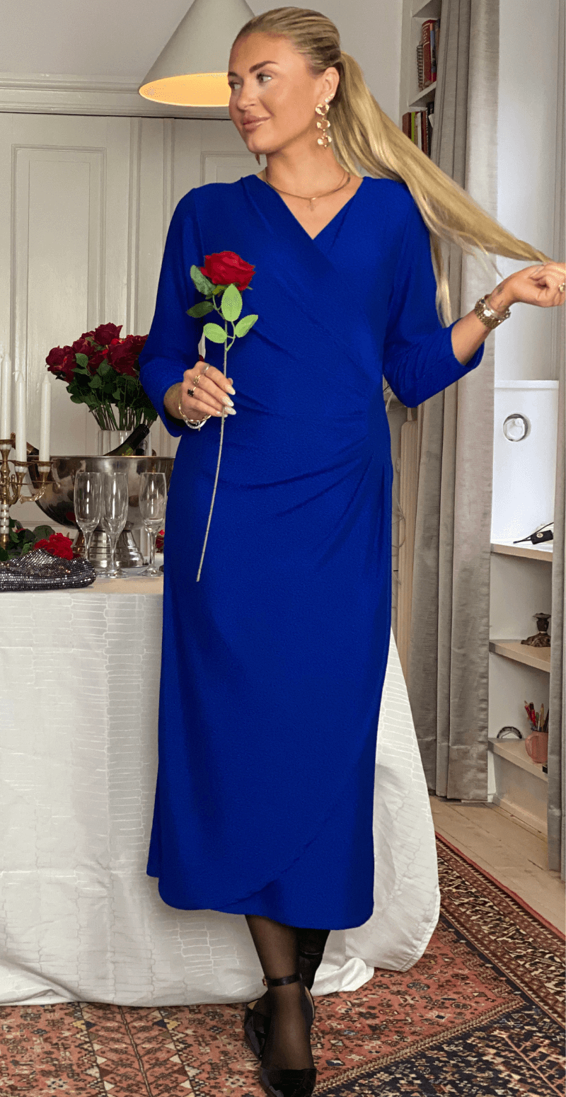 Gabriella lang glimmerkjole med wrap-effekt royalblue LikeLondon