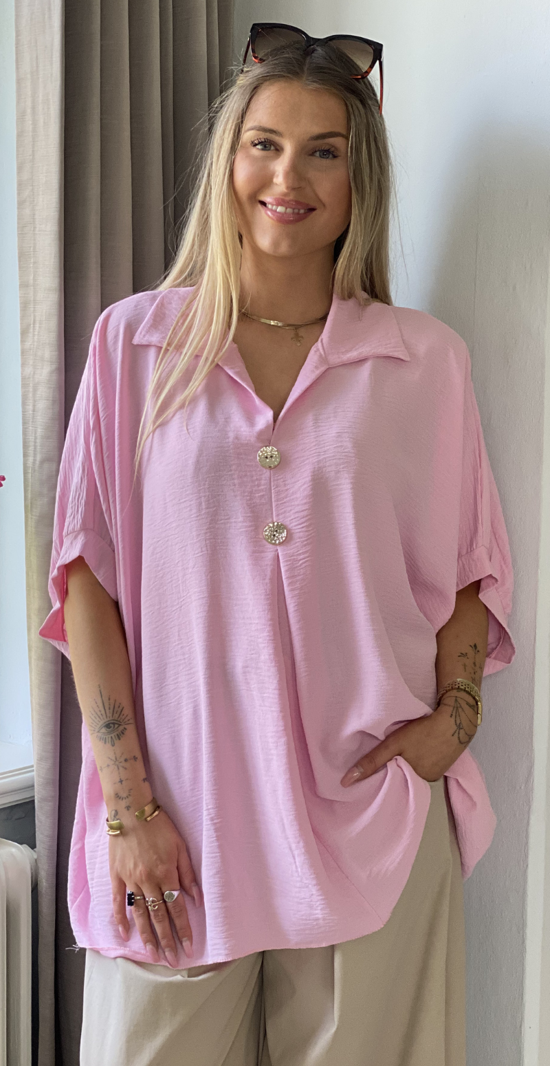 Lizzy bluse med krave og guldknapper pink LikeLondon