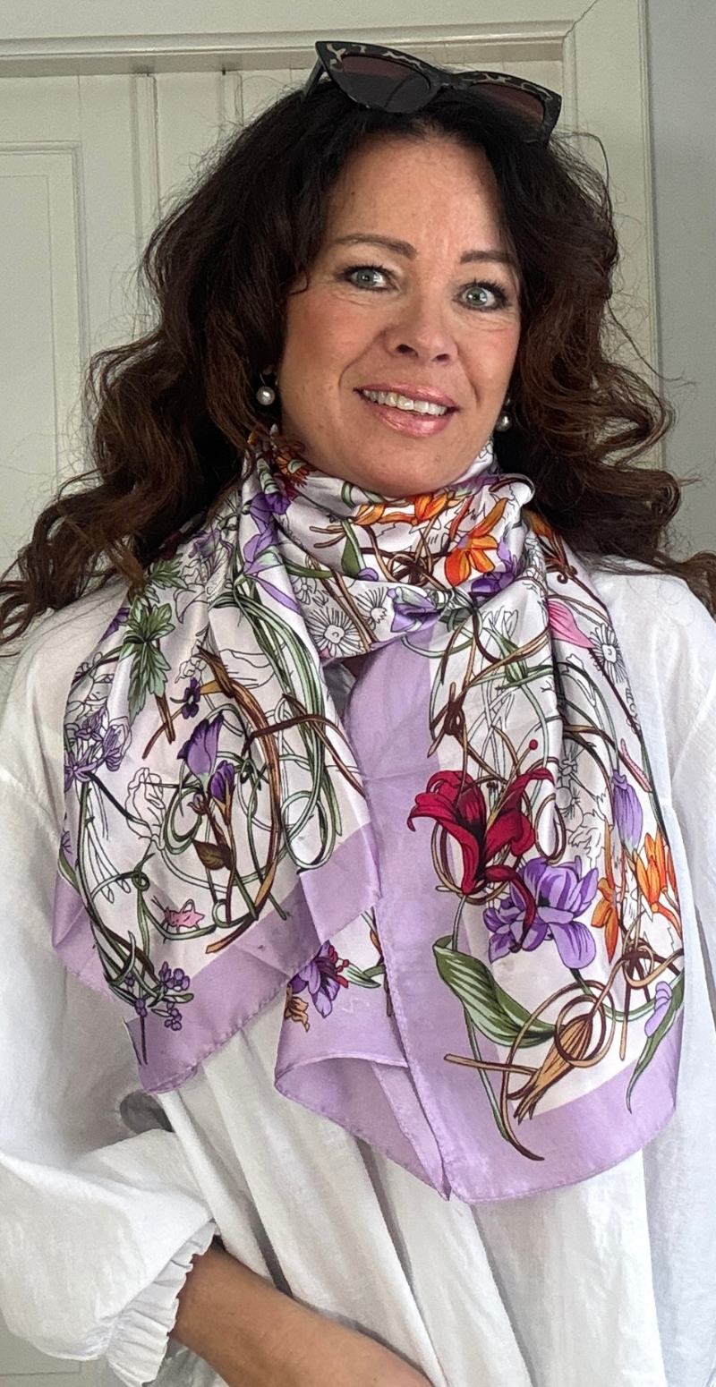 Silketørklæde med blomster og små sommerfugle lys lilla LikeLondon