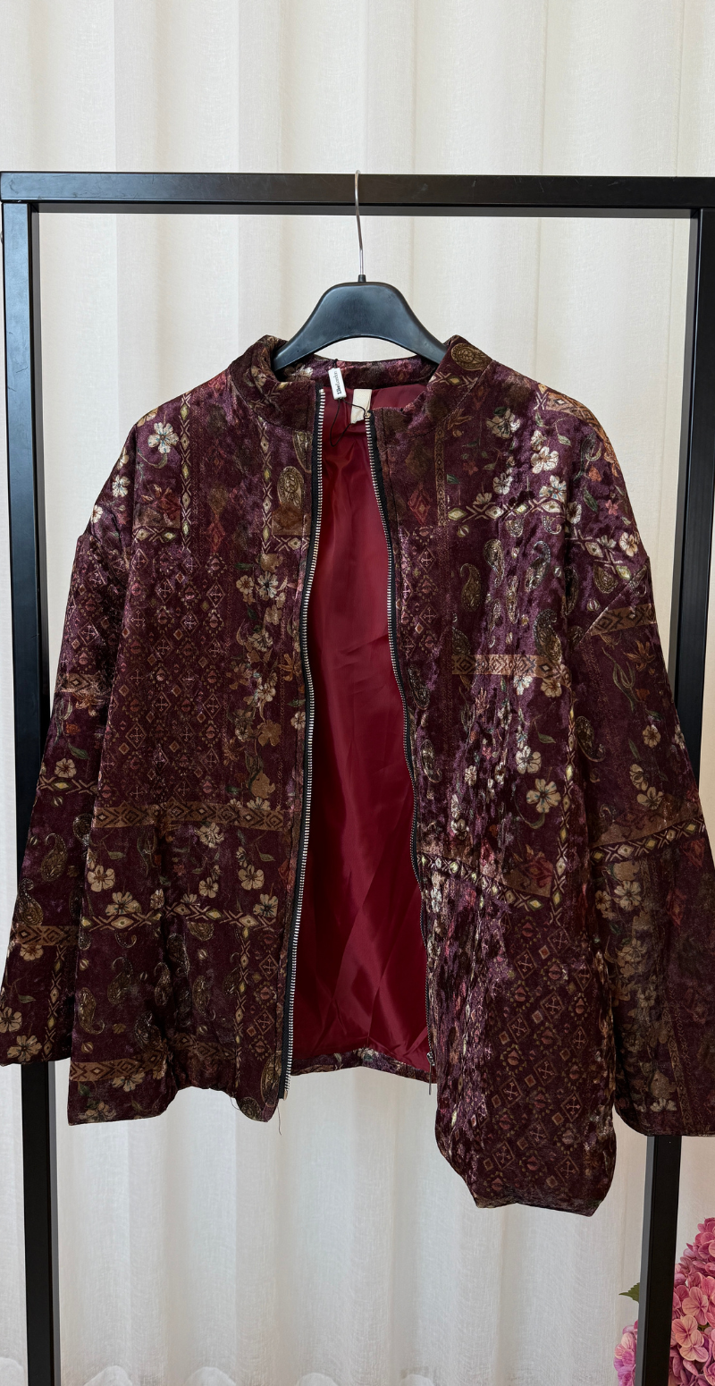Sibylle jakke i velour med lynlås og blomsterprint bordeaux LikeLondon