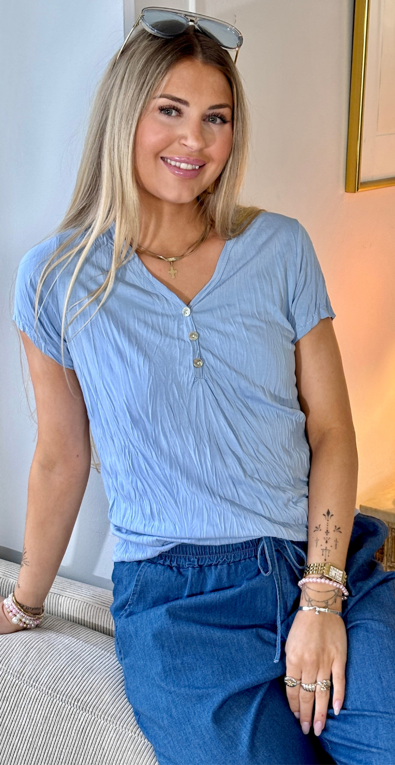 Anya bluse med v-hals og knapper lysblå LikeLondon