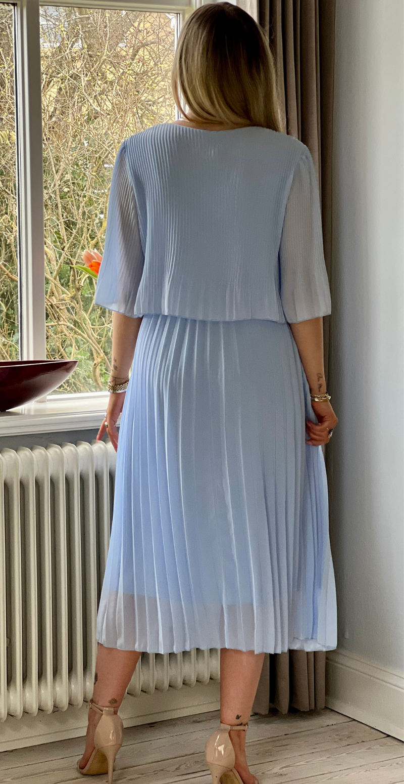 Forudbestil uge 15 Carmen plisseret kjole med elastik i taljen lysblå LikeLondon