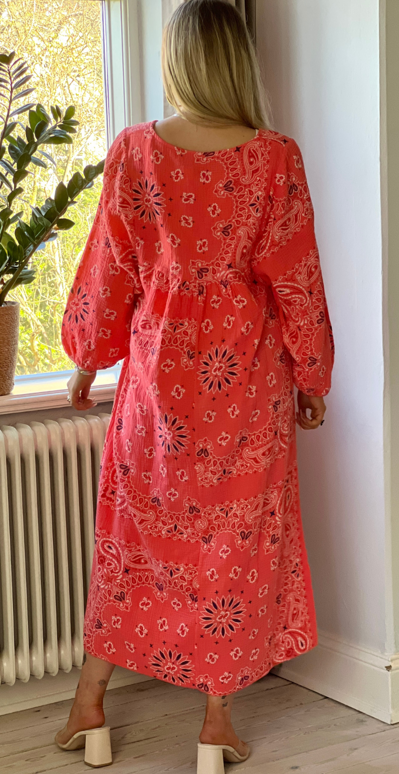 Gretha paisley mønstret kjole i musselin orange LikeLondon