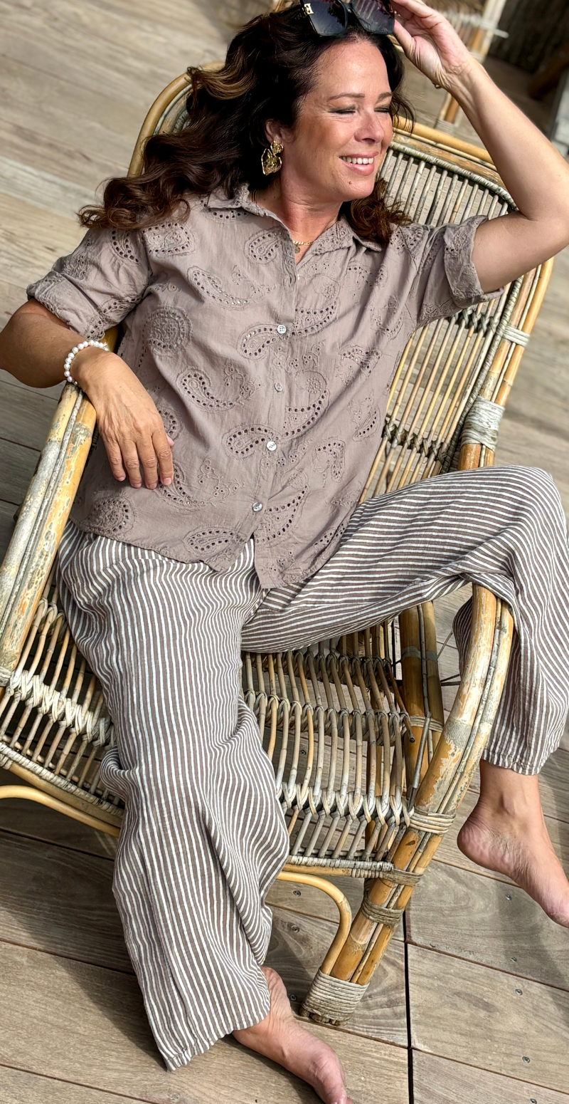 Isobel bluse med 3/4 ærmer og broderi anglaise taupe LikeLondon