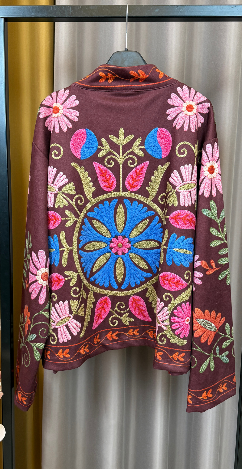 Sissal jakke i ruskindslook med farvede blomster og blade bordeaux LikeLondon