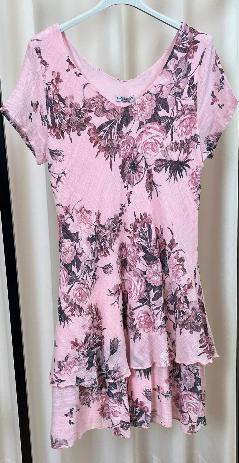 Simone kjole i 2 lag med blomsterprint lyserød LikeLondon