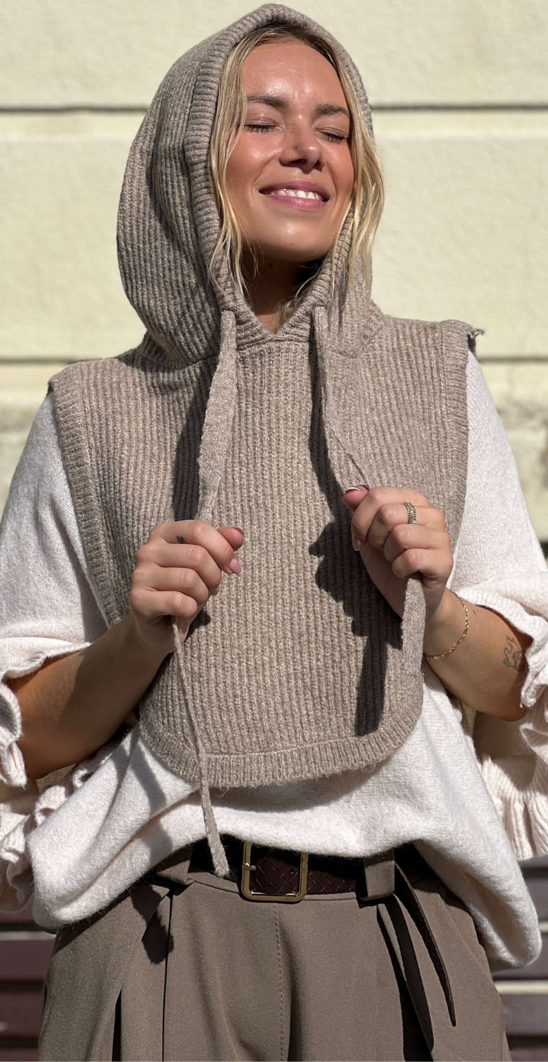 Balaclava i uld med snøre taupe LikeLondon