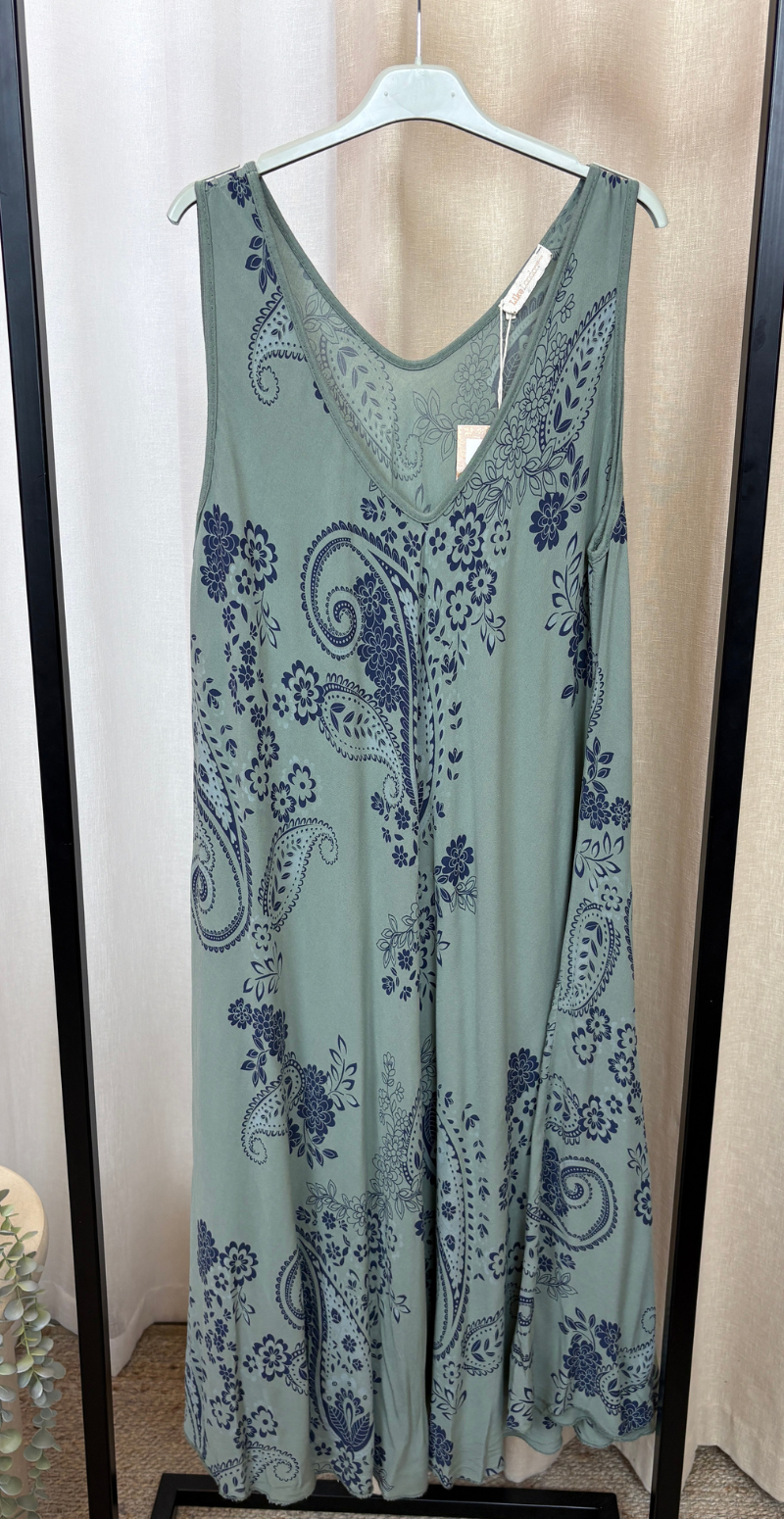 Safina vidde kjole uden ærmer med paisleyprint khaki LikeLondon