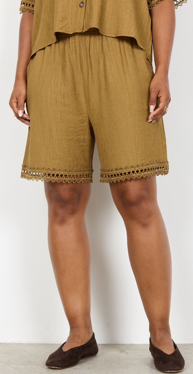 Regina bløde shorts med blondekant oliven LikeLondon