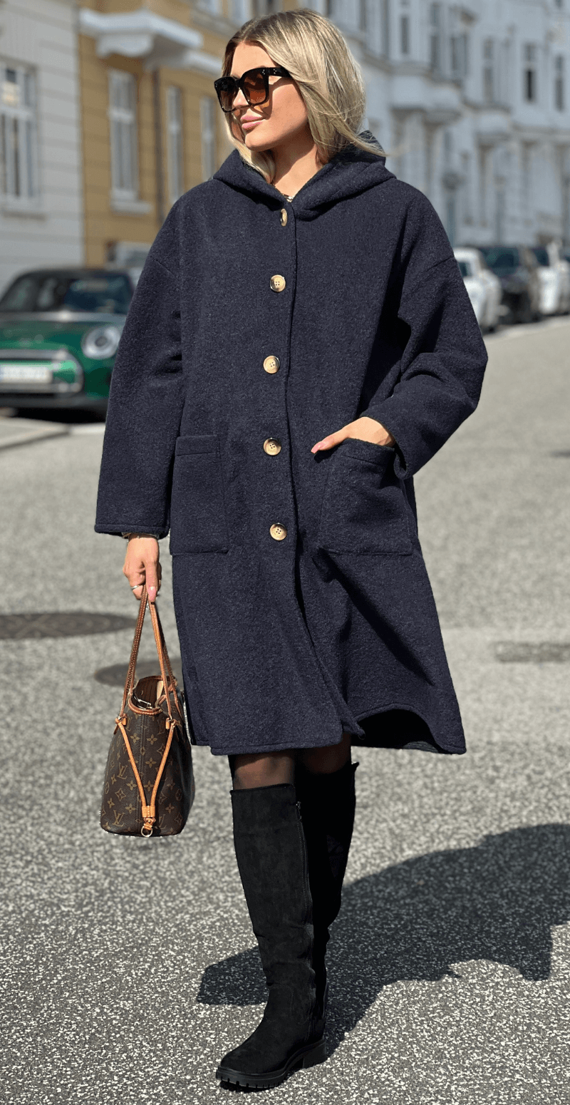 Tori jakke med hætte, lommer og knapper navy Likelondon