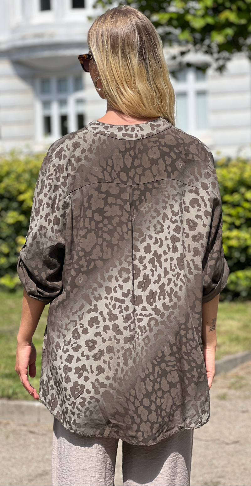 Karla bluse med leopardprint og pailletdetaljer mørkbrun LikeLondon